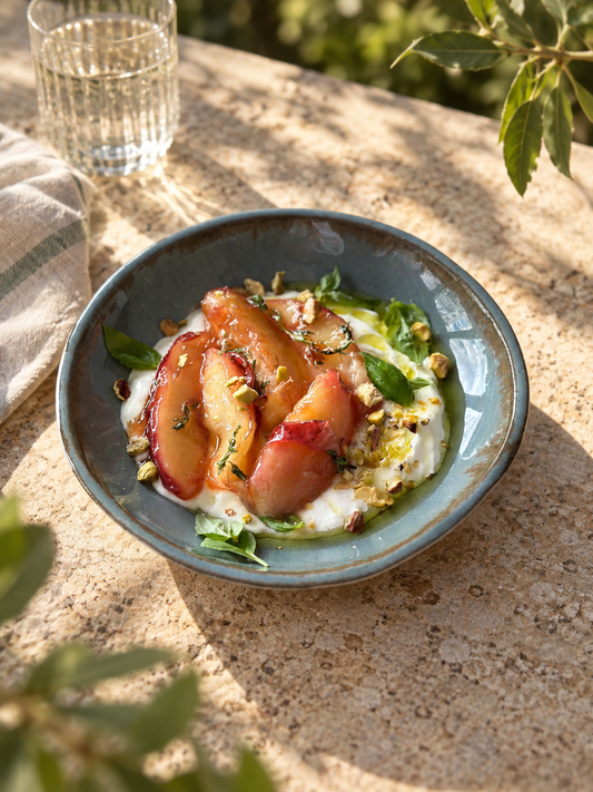 Nectarines rôties et stracciatella à l’huile de feuille de figuier