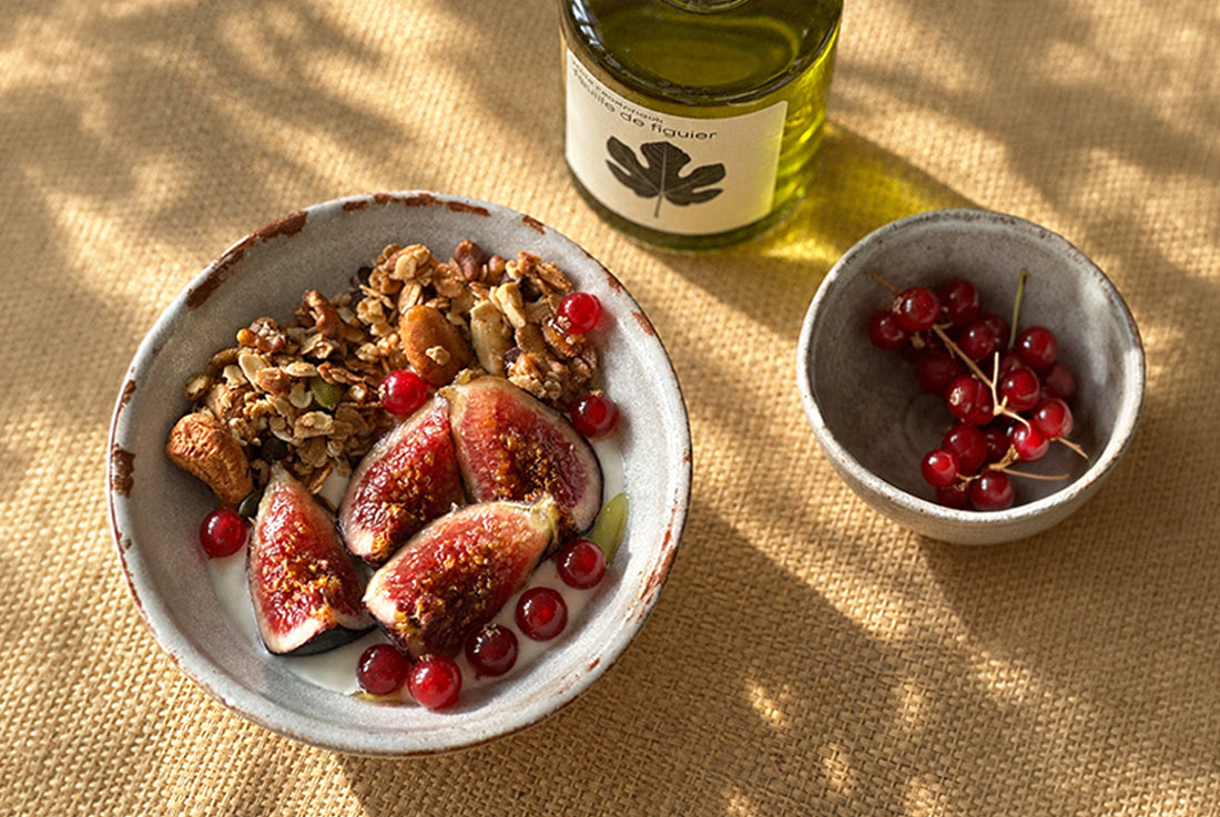 Granola maison, figues et feuille de figuier