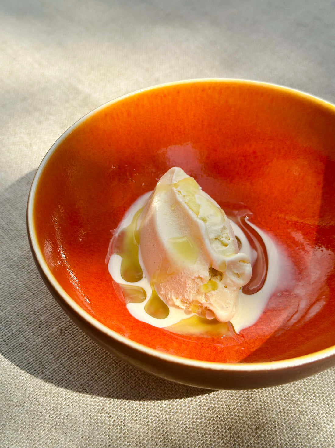 Glace vanille à l’huile de feuille de figuier et fleur de sel